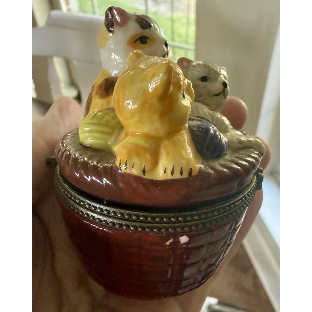 VTG Collectible Trinket Box Basket Full Of Kittens And Yarn Balls Hinged Bombay